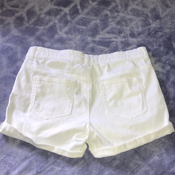 Plain white shorts - Picture 2 of 2